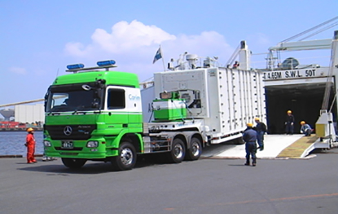 車上通関を行い、積替えする事無く船積＆船卸作業